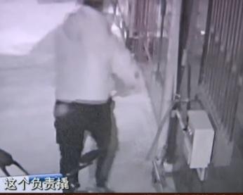 監(jiān)控下，3青年熟練偷盜充電樁內(nèi)硬幣