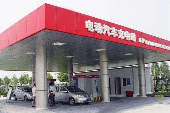 加油站里裝充電樁？?jī)赏坝团c國(guó)家電網(wǎng)的未來(lái)大佬之爭(zhēng)！