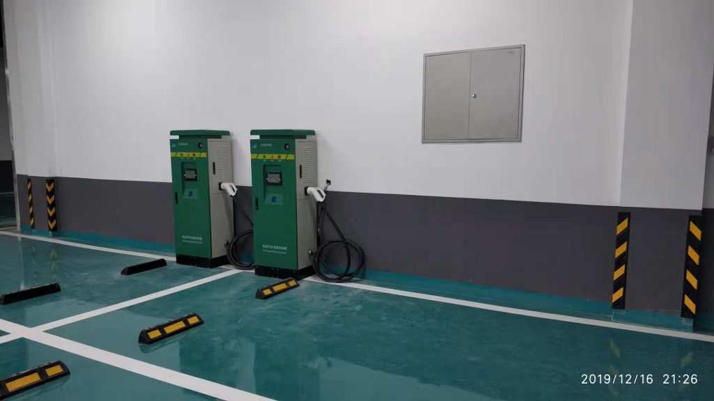 物業(yè)成為“攔路虎”，充電樁進(jìn)小區(qū)難上加難，該怎么辦？