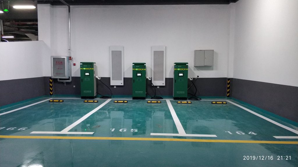 新能源車充電樁進(jìn)小區(qū)難 物業(yè)回復(fù)：電力負(fù)荷不足